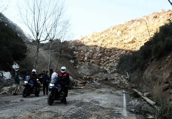 Gaziantep’in İslahiye ilçesinde Değirmencik ve İdilli mahalleleri arasındaki yolun bulunduğu alanda, jeolojik hareketlenme nedeniyle yolun iki yakasındaki dağlardan biri yıkıldı.