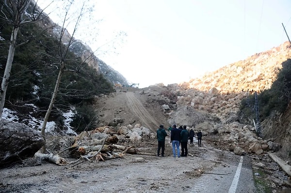 Yıkılan dağdan kopan kaya parçaları ulaşıma kapattığı yolun diğer yakasındaki dağ ile birleşti.