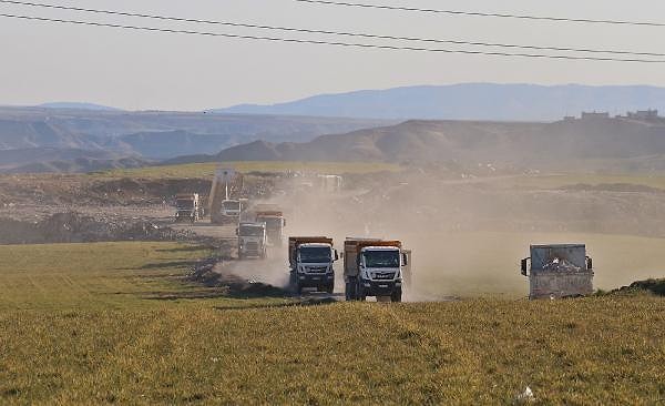 Kent merkezinde iş makineleriyle kamyonlara doldurulan molozların bir kısmı Atatürk Barajı yakınlarındaki Sitilce mevkisine boşaltılıyor.