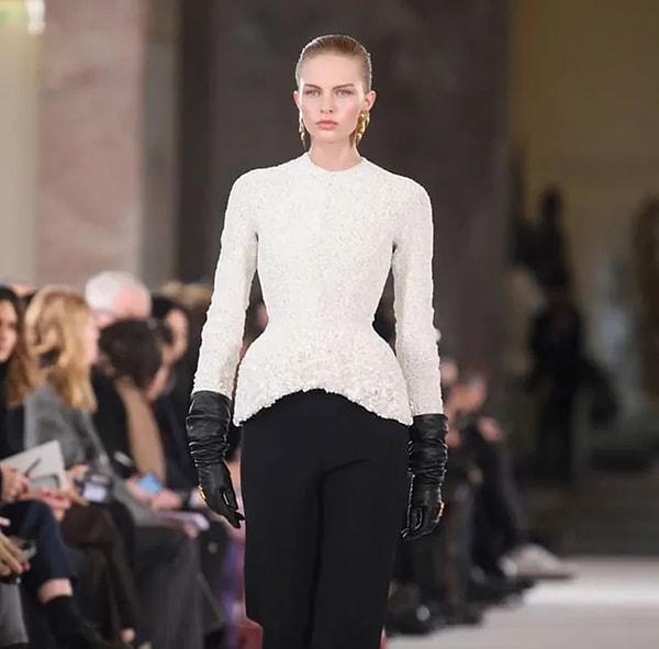 Now let's come to the collection itself! The fashion show, which took place with the participation of hundreds of special guests and star names at the Petit Palais museum in Paris, started with black-and-white suits and dresses with the classic Schiaparelli silhouette.
