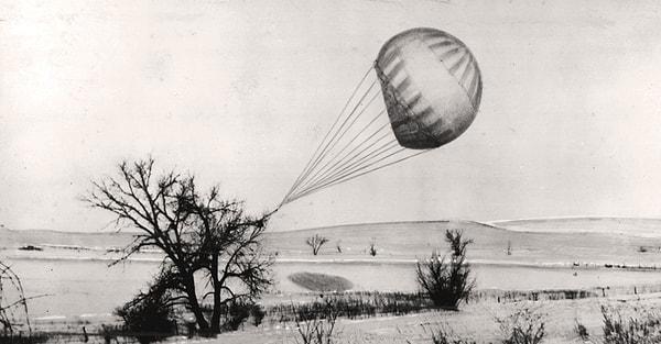 1945 tarihinde bir Amerikan gazetesi, gizemli balonlar başlığı altında bir haber yayınladı ve haberde Amerika kıyılarında bulunan gizemli insansız balonlardan bahsetti.