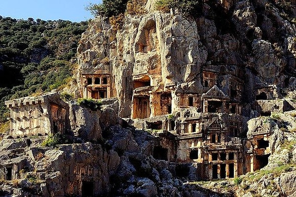 8. Antalya'nın Demre ilçesinde bulunan ve 'Noel Baba' olarak anılan Aziz Nikolaos Kilisesi'ne ev sahipliği yapan antik kent hangisidir?