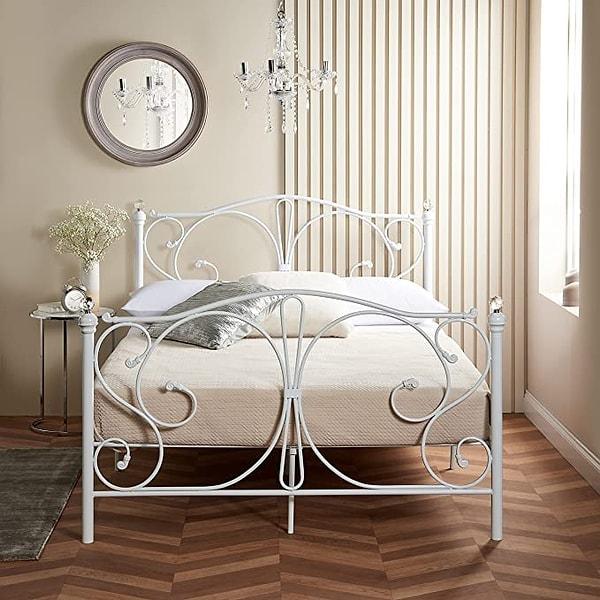 2. Yatak odasına modern bir dokunuş için metal yatak...
