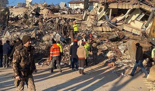 Depremin yıkıcı etkisini en kötü şekilde yaşayan illerden biri olan Hatay'a gönüllü olarak giden bir Twitter kullanıcısı, deprem bölgesinde bizzat şahit olduğu olayları anlattığı bir flood yayınladı.