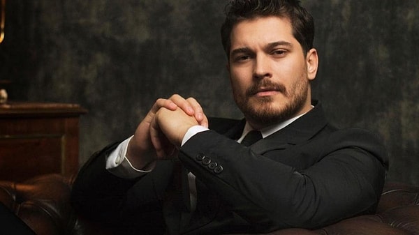 OGM Pictures’la anlaşma imzalayan Ulusoy, Netflix yerli dizisi Sıcak Kafa'nın da yazarı olan Afşin Kum'un 'Kübra' adlı kitabının uyarlamasında rol alacak.