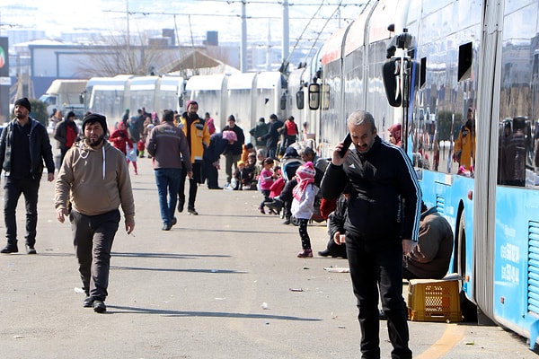 Kahramanmaraş merkezli 6 Şubat günü saat 04.17'de meydana gelen 7.7 büyüklüğündeki ilk depremden hemen sonra Büyükşehir Belediye Başkanı Selahattin Gürkan’ın talimatı ile evsiz kalanlar trambüs ve diğer toplu ulaşım araçları ile toplatıldı.