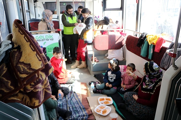 Saat 13.24’de yaşanan 7.6 büyüklüğündeki ikinci depremle burada konaklayanların sayısı 10 bini buldu.