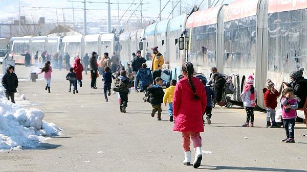 Depremzedelerden Gülsüm Ceylan, belediyenin verdiği bu hizmetten çok memnun kaldıklarını belirterek, “Çok zor durumdaydık. Bizleri yollardan toplayıp buraya getirdiler. Hava çok soğuktu. Nereye gideceğimizi bilemiyorduk. İlk etapta otobüslere yerleştirildik. En azından başımızı sokabileceğimiz bir yerimiz oldu. Burada tüm ihtiyaçlarımız karşılanıyor” dedi.