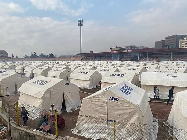 Tedavi altındaki yaralılar ve taburcu edilenlerle ilgili bilgiler veren Koca, "Toplam hastanelerdeki tedavi gören sayısı 21 bin 859, dün taburcu olanlarla birlikte toplam tabucu sayısı 13 bin 612'dir" dedi.