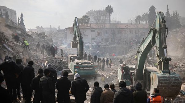 Hatay Büyükşehir Belediye Başkanı Lütfü Savaş, kentte 3 bin binanın yıkıldığını açıklamış ve 20 bin kişinin hayatını kaybettiğini söylemişti.