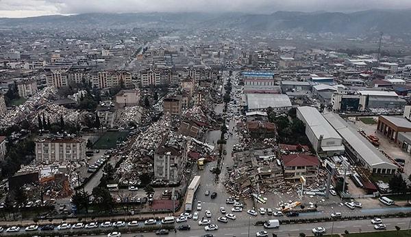 Birkaç saat sonra Elbistan'da yaşanan 7.6 büyüklüğündeki deprem de vatandaşlara korku dolu anlar yaşattı. Binaları yerle bir eden felakette binlerce kişi yaşamını yitirdi.