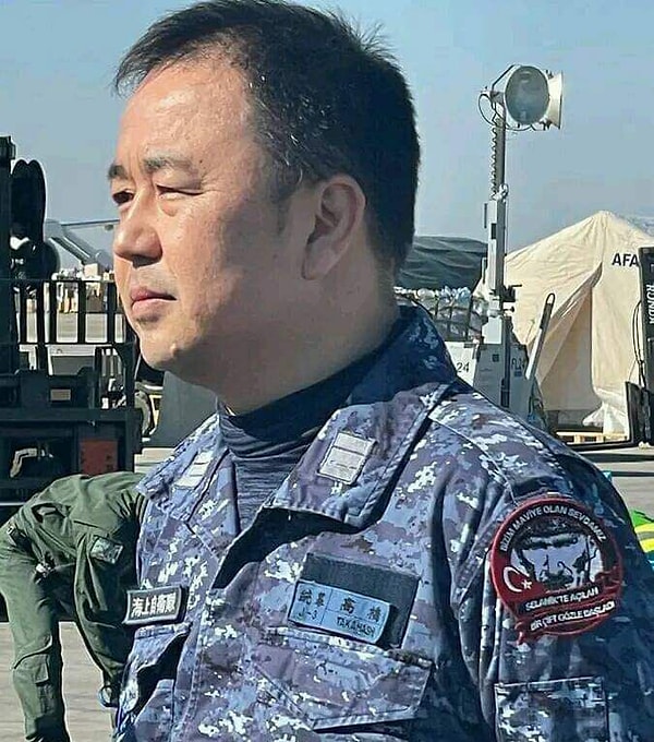 Japonya'dan deprem bölgesine yardım getiren Yarbay Takaashi Yosuke'nin omzundaki arma ve üzerinde yazan yazı hepimizi duygulandırdı.