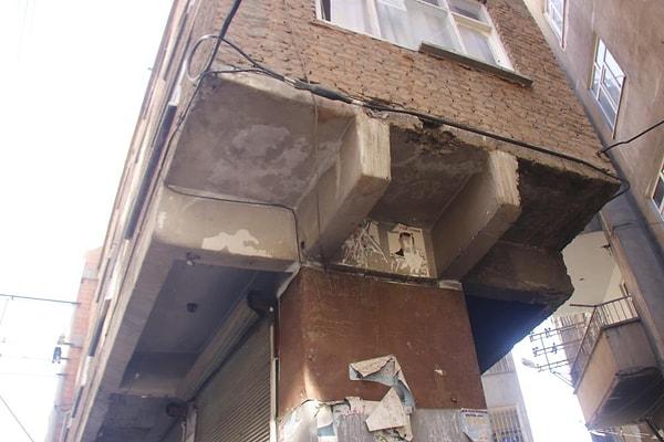 Bina sakinlerinden Mahmut Çetin, yakın zamanda bölgede meydana gelen 3 büyük depremde de yapının hasar almadığını belirtti.