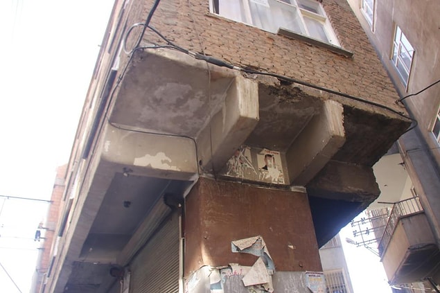 Bina sakinlerinden Mahmut Çetin, yakın zamanda bölgede meydana gelen 3 büyük depremde de yapının hasar almadığını belirtti.