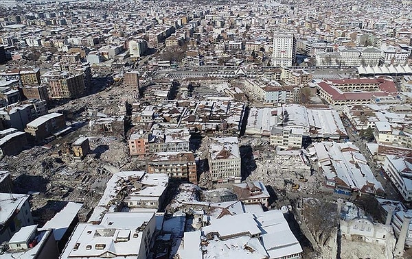 Malatya'da depremin ilk günlerinden bu yana yapılan çalışmalar 4 bin 176 bina bulunan bölgede 22 bin 302 bağımsız birimin acil yıkılması gereken ağır hasarlı ve yıkık olduğunu gösterdi.