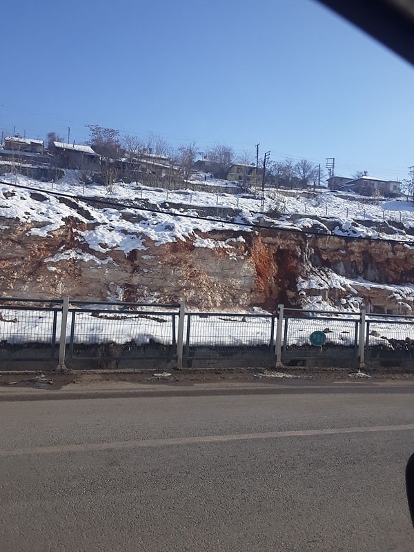 Aynı zamanda kullanıcı "Zeminin sağlam olması nedeniyle hiç birinde hasar yok, yıkılan yok, ağır hasarlı olan yok.  2 tane 7,5 üstü depreme rağmen ayaktalar" notuyla Beydağının eteklerinde kayalık zemine yapılan gecekonduları da paylaştı.