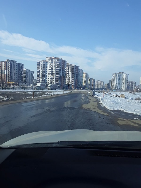 Şu anda ise yeni yapılacak binaların daha kötü bir zemine sahip Çerkez Yazısı ovasına yapılacak diye konuşuluyor, diyen kullanıcı "'Hala yeni evleri eskilerin yerine yapsınlar, biz Orduzu'nun Kernek'in dağına gitmeyiz' diyenler var" diyerek durumdan hiç ders alınmamış olmasına dikkat çekti.