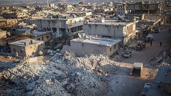 Sınıra yakın olan Halep ve İdlib başta olmak üzere Hama, Lazkiye ve Tartus’ta binalar yıkıldı.