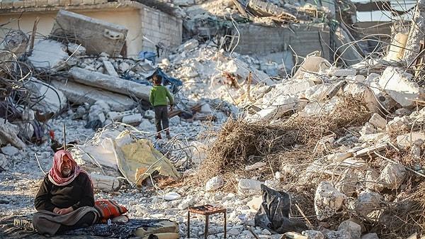 İç savaşın sürdüğü Suriye’de, depremden etkilenen bölgelerde sivil savunma ekibi olan Beyaz Baretliler, enkazda arama kurtarma çalışmalarını sürdürüyor.