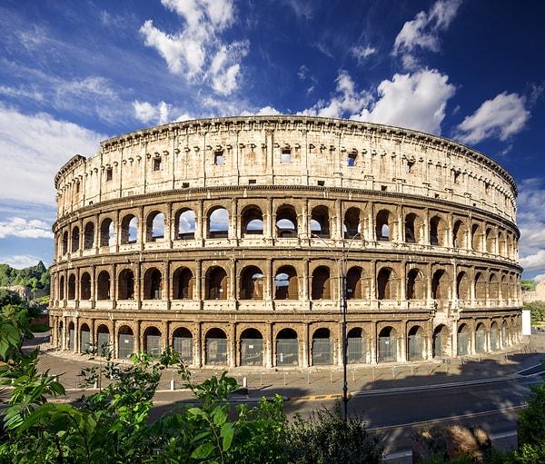 Kolezyum gördüğü büyük Roma depremi dışında tarihi boyunca en az üç kez büyük yangın ve en az 4 deprem görmüştür.