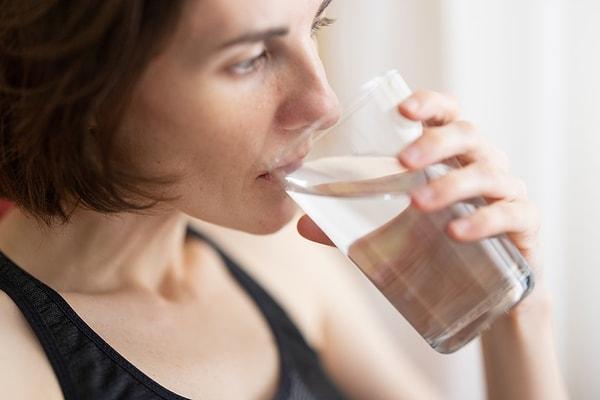 Susuz kalmanın neden olduğu çarpıntıları en aza indirmek için her gün yeterince su içeren ve elektrolit açısından zengin yiyecek ve içecek tükettiğinizden emin olun.
