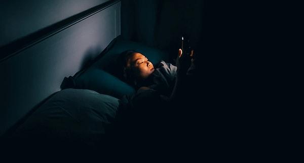 Uyku eksikliğinin neden olduğu çarpıntıyı önlemek için uyku alışkanlıklarınızı düzenlemek önemlidir.