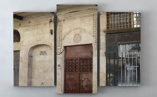 Hatay’da bulunan Antakya Sinagogu da ağır hasar gördü. Ancak arama kurtarma faaliyetlerini sinagog çevresinde gerçekleştirdiği söylenen İsrail ekibi hakkında birtakım iddialar ortaya atıldı.