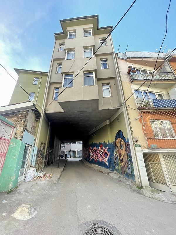 Tüm bunlar bir kenarda dursun, Bursa'nın Osmangazi ilçesindeki üç katlı bir binanın altından sokak geçmesi sosyal medyada gündem oldu.