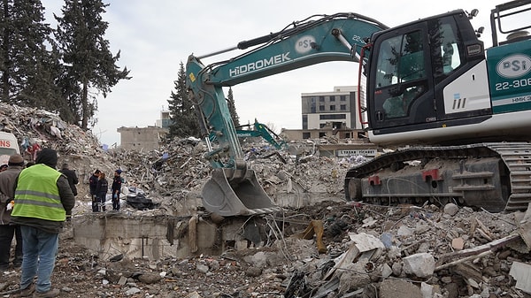 Depremden etkilenen 11 şehirde arama kurtarma çalışmaları yerini enkaz kaldırma çalışmalarına bıraktı.