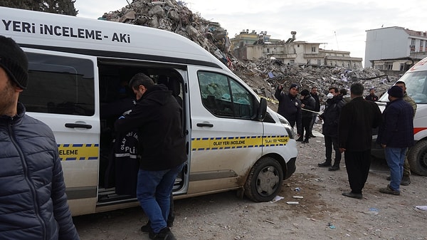 Alınan bilgiye göre, Azerbaycan Bulvarı'ndaki bir enkazda çalışma yapan kepçe operatörü, bir kişiyi yerde hareketsiz halde gördü. İhbar üzerine olay yerine gelen sağlık ekipleri, 58 yaşındaki Mustafa Kalın'ın yaşamını yitirdiğini belirledi.