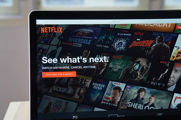 Netflix istatistiklerine göre bir film ya da diziye beraber başlayan çiftlerin büyük bir çoğunluğu o içeriği aynı anda bitiremiyor.