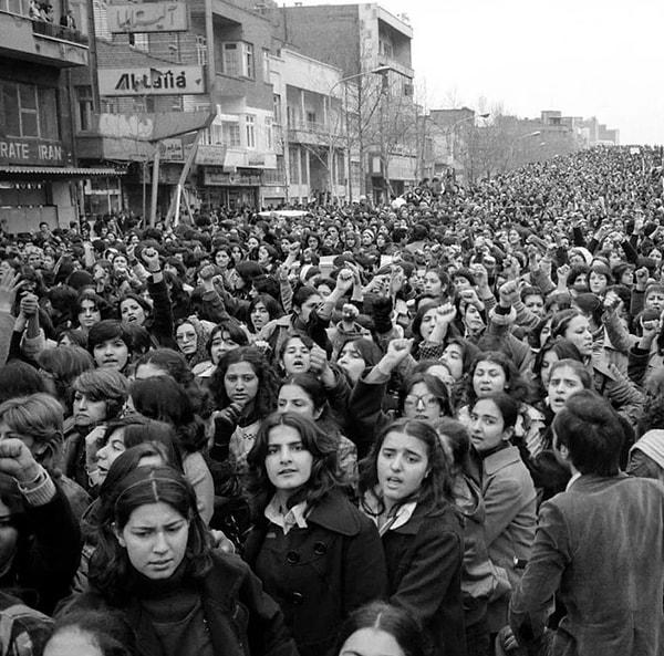 12. 1979 yılında İran'da 100 bini aşkın kadın, Kadınlar Günü'nde İran Devrimi'nin ardından zorunlu başörtüsü rejimini protesto etmek için sokağa çıktı.