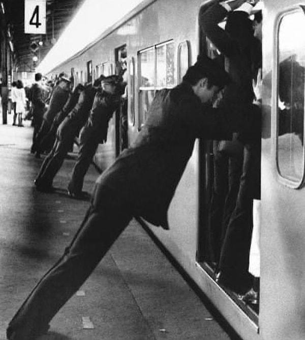 13. 1970'li yıllardan Japonya metro ittiricileri. 😅