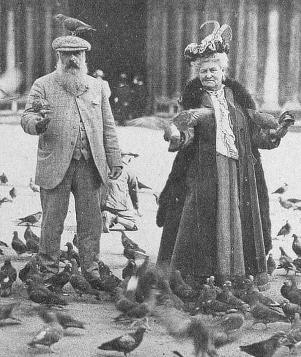 15. Sanatçı Monet kafasında bir güvercin ve eşiyle birlikte Venedik'te. (1908) 🦋