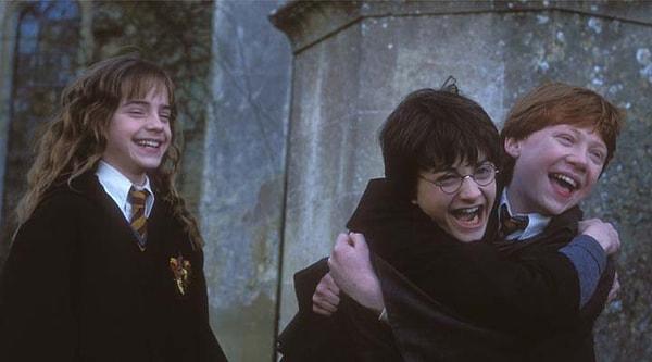Yeni seride bizzat J. K. Rowling'in önderliğinde ilerleme kararı aldığı öne sürülen Warner Bros'un aynı zamanda Emma Watson, Daniel Radcliffe ve Rupert Grint'le yeniden anlaşma imzalayacağı söylentiler arasında.