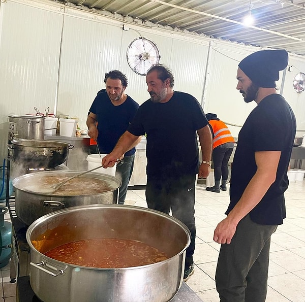 Depremin üzerinden geçen 15 günde sosyal medya hesabından açıklama yapan Yalçınkaya, MasterChef ekibiyle beraber burada yardıma devam edeceğini duyurdu.