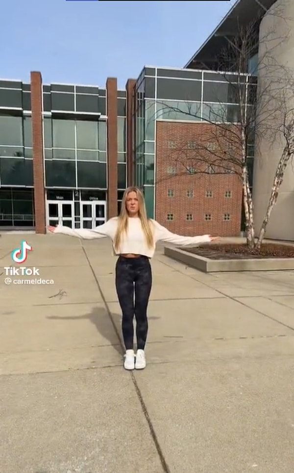 Amerika'da bir devlet lisesi olan Carmel Lisesi'nde okuyan öğrenciler, okul turu yaptıkları TikTok videosu ile viral oldular.