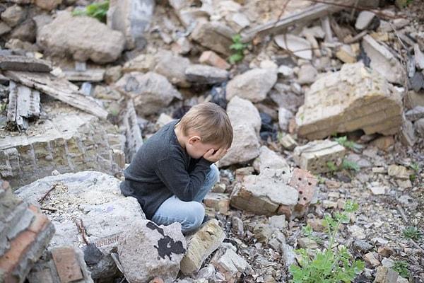 Aile ve Sosyal Hizmetler Bakanlığı tarafından depremde ailesini ve yakınlarını yitiren çocukların evlat edilmesi konusunda aileler teşvik ediliyor.