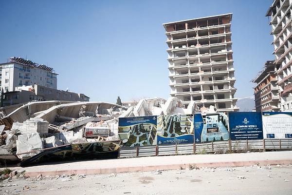 Binanın yıkılma şekli ise Hatay'da "Cenneten Bir Köşe" sloganıyla satılan 249 dairelik Rönesans Rezidans'a benzetildi.