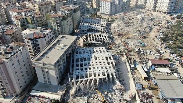 Hatay’ın Antakya ilçesinde bulunan ve 2013 yılında tamamlanan lüks Rönesans Rezidans, deprem sırasında temellerinden koparak yan yatmış ve yüzlerce kişiye mezar olmuştu.