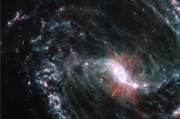 Yeni görüntüler, yakın galaksilerdeki bu süreçlere kızılötesi dalga boylarında ilk kez bakıyor.