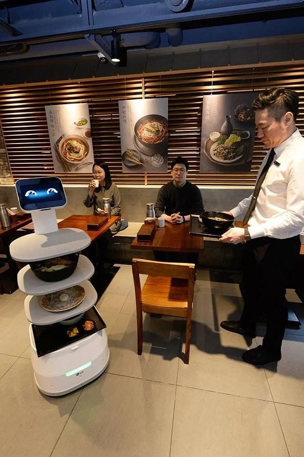 8. Kore restoranlarında sık sık bu sevimli robotlarla karşılaşabilirsiniz.