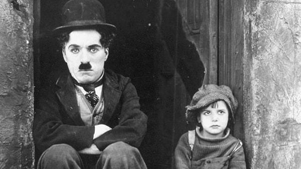 1. Komedinin ilahı ve dünyanın ilk sinema yıldızı olan Charlie Chaplin ile başlayalım.