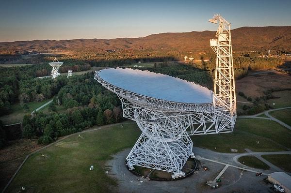 Gökbilimciler, "dünyanın ötesindeki teknolojik yaşamın" kanıtı olabileceğini söyledikleri sekiz "şüpheli" radyo sinyali keşfettiler.