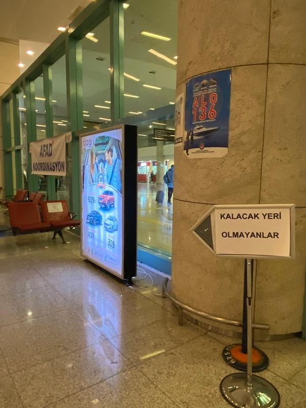 Şehri terk etmek zorunda kalan depremzedelerin Ankara Esenboğa Havalimanı’nın gelen yolcu çıkış kapısında karşılaştıkları "Kalacak Yeri Olmayanlar" tabelası ise gündem oldu.