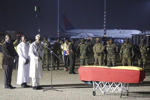 Havalimanından Devlet Başkanı Yardımcısı Mahamudu Bawumia'nın yanı sıra bakanlar, ailesi ve taraftarlarca alınan cenaze, özel cenaze evine nakledildi.