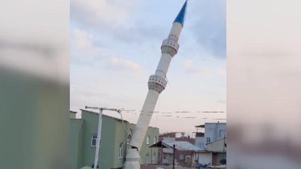 Merkez Yüreğir ilçesi Ulubatlı Hasan Mahallesi'nde bulunan ve depremde hasar gören Aksa Camii minaresi kontrollü bir şekilde yıkıldığı sırada üç katlı bir evin üzerine devrildi.