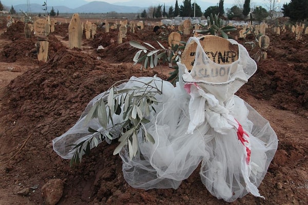 Depremde ölen gelinlik çağındaki kızların mezar taşlarına beyaz duvaklar bağlanırken, okulları yarım kalan öğrencilerin mezarlarında ise bırakılan kalemler yer aldı.