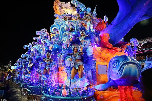 Школы самбы, гордость бедных фавел Рио, тратят месяцы на репетиции и изготовление сверкающих костюмов и фантастических поплавков, которые являются визитными карточками парадов.