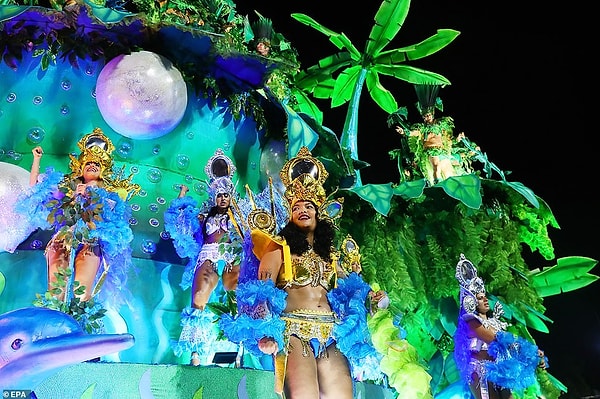 В годы правления Болсонару парады часто носили политический характер, сопровождаясь слабо завуалированной критикой крайне правого правительства по таким вопросам, как расизм, религиозная нетерпимость, разрушение окружающей среды и катастрофическое лечение Covid-19 в Бразилии.